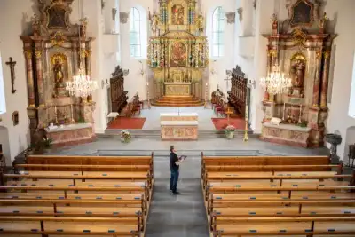 KIRCHEN &
[BEGEGNUNGSRÄUME]